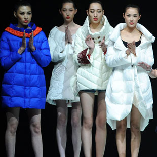 苏州E问设计师羽绒服品牌女装加盟当前广受关注！